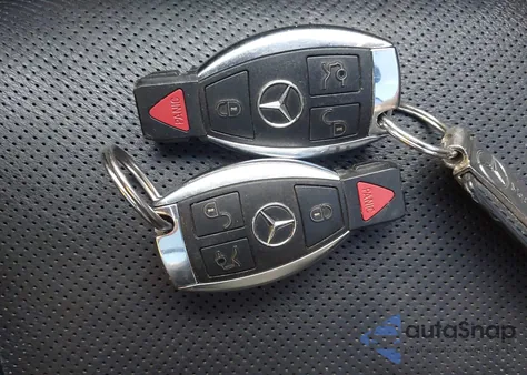 2010 Mercedes-Benz E 550 z USA, uszkodzony, nr VIN WDDKJ7CB1AF035971